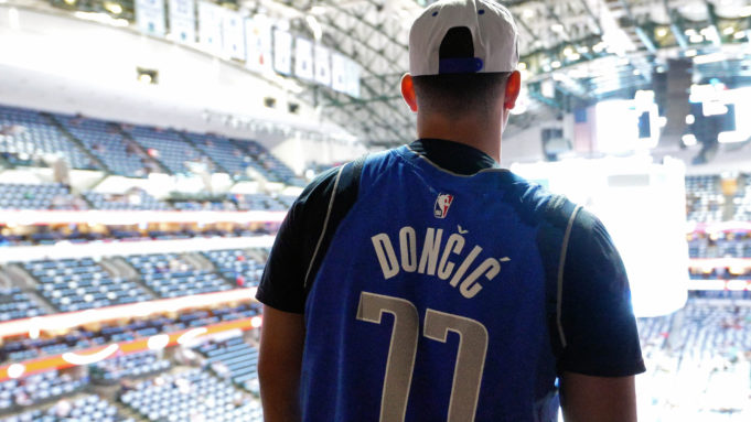 fan in Doncic jersey